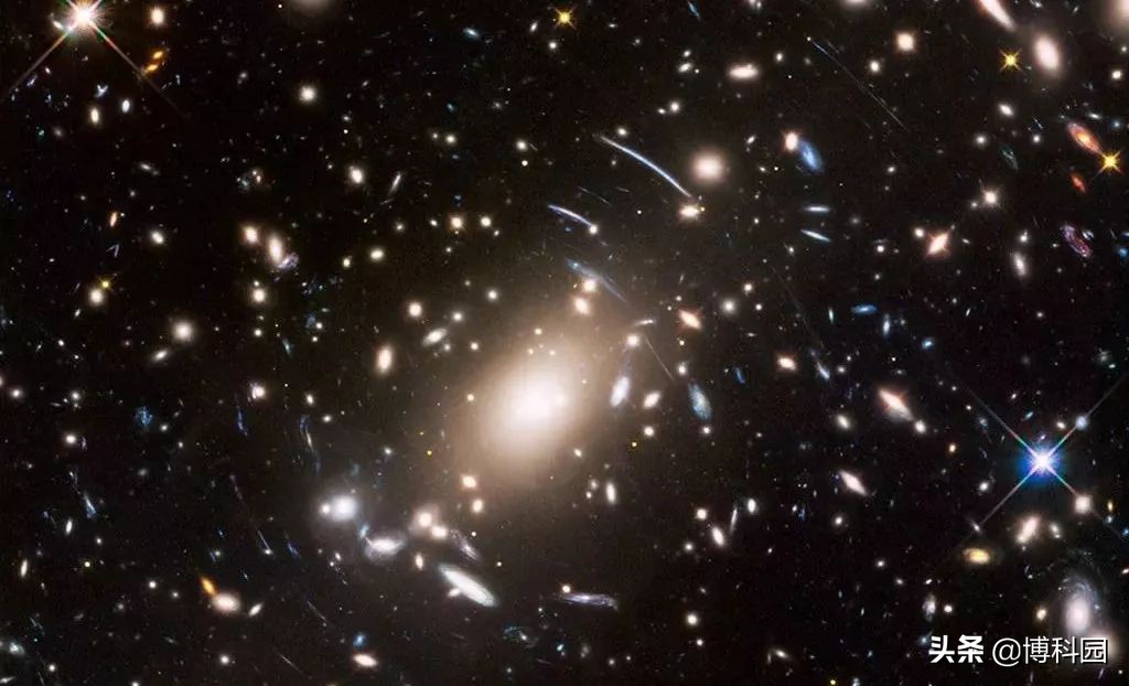 中国天文学家揭示：6500万光年外的透镜星系，竟有两个星系核