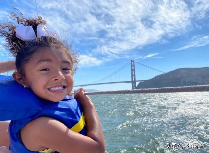 索尔|科比妻女与加索尔夫妇一同出游 瓦嫂笑容灿烂一扫此前的阴霾