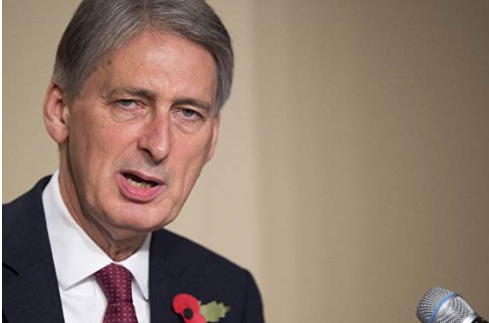 英大臣嚣张表示全球仅3家能造航母, 印度不服发