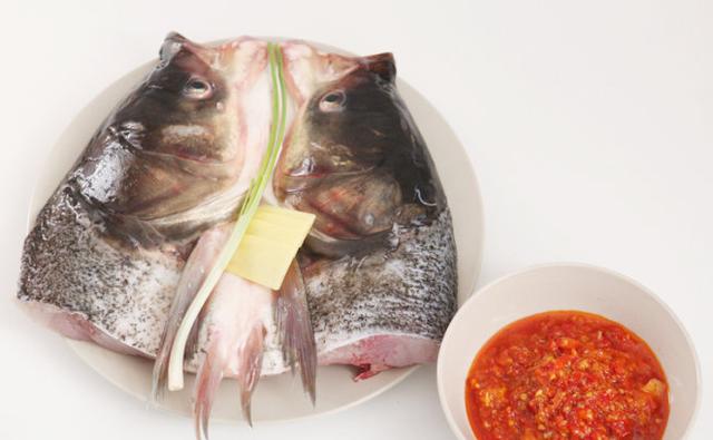 图片[1]-双色剁椒鱼头的做法步骤图厨师长教做正宗剁椒鱼头处理鱼头和-起舞食谱网