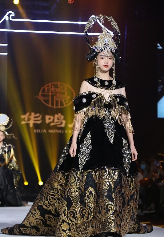 鐘麗緹13歲次女長開，與甜馨撞造型變女王，考拉“嫦娥”造型美翻