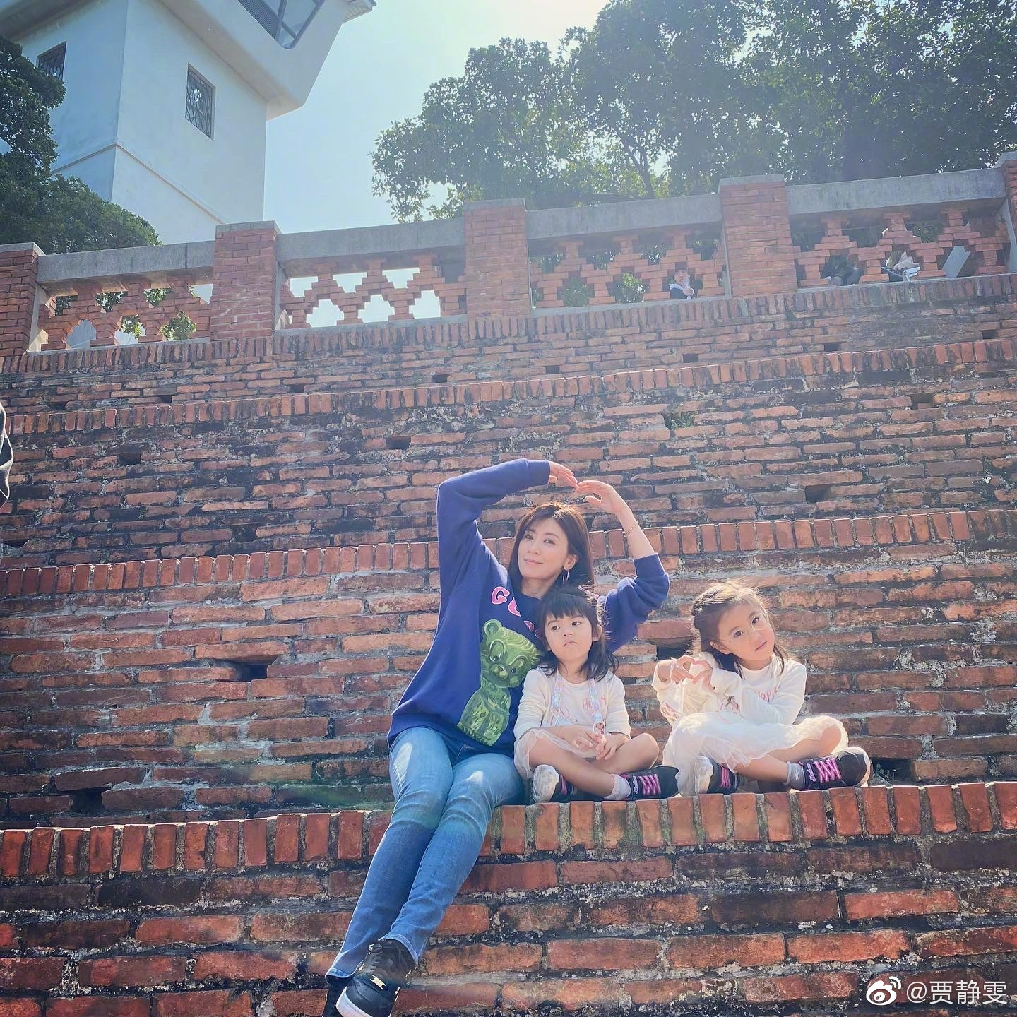 贾静雯晒好友团合照，咘咘戴眼镜仍难掩漂亮，小女儿却似不开心？