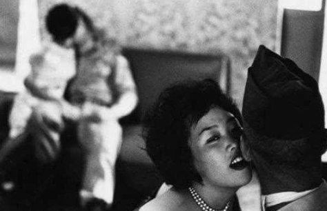 二战日本投降后，士兵回国看到妻子，感到绝望