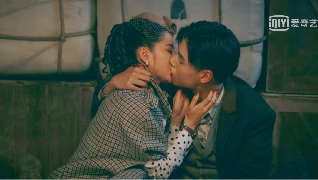 Be mysterious! Hu Yitian jumps to Zhang Yunlong's back in the street, it is to hide unexpectedly TA! 