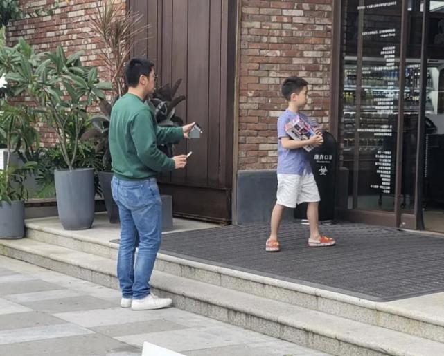 杜江一家游玩被偶遇，霍思燕手牵神秘小女孩，嗯哼抱玩具不撒手