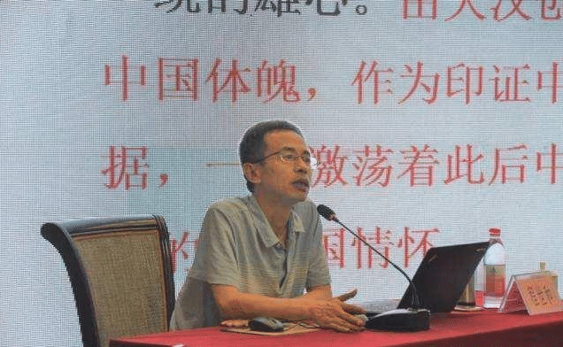 清华教授痛批语文教材：爱国名篇被删，增加的