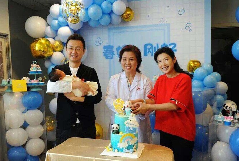 24岁进央视，32岁火炬手，娶BTV花旦春妮，“新国脸”刚强逆袭记
