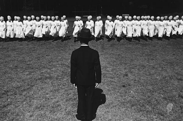 1946�꣬150������Ա���ձ�Ů��ҽɱ������ı���廨����ϴ�