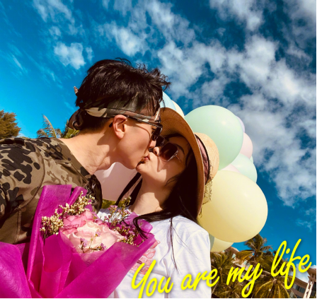 吳尊老婆私服挺顯嫩，T卹配半裙遠看似小姑娘，一看就挺受寵的