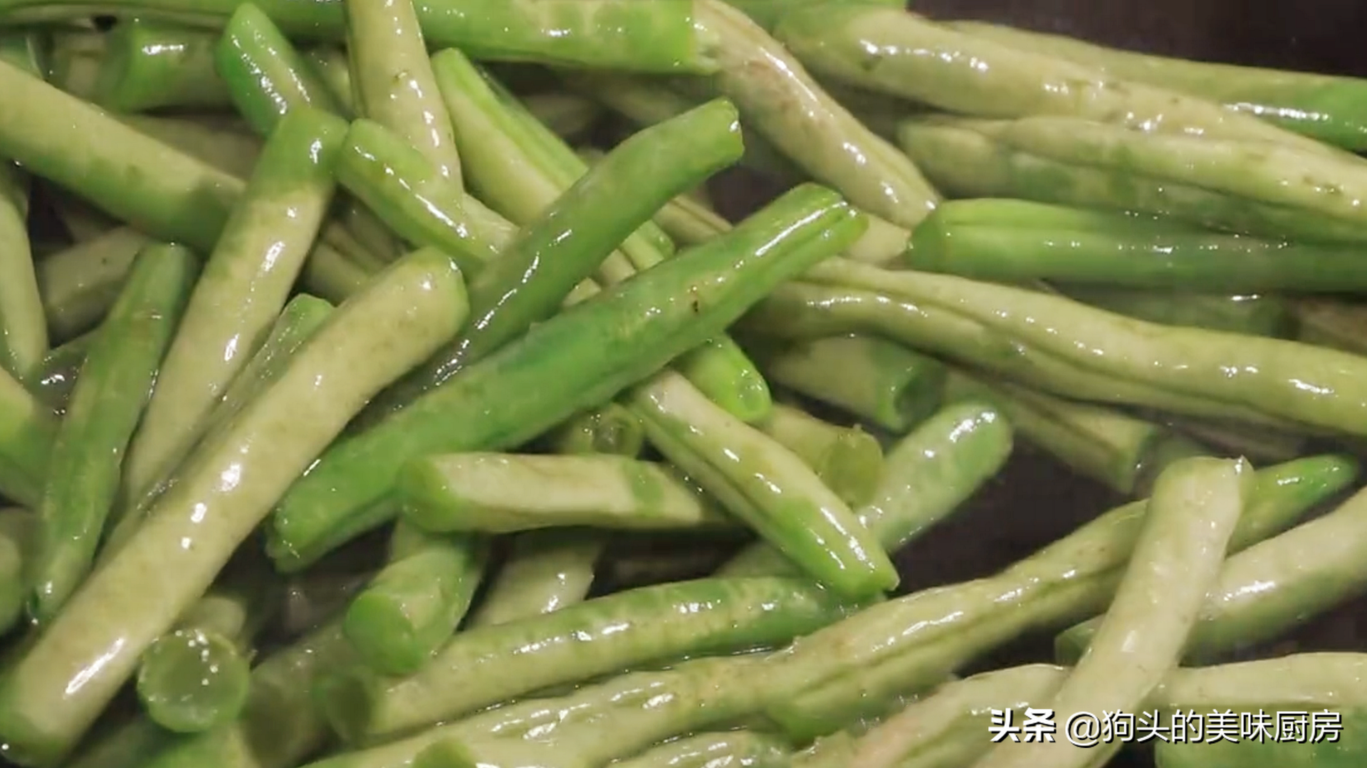 乾煸豆角有人焯水或直接炒，怪不得不好吃，教你一招，鹹香又入味