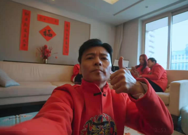 蔡少芬曬懟臉拍鎖骨搶鏡，在線詢問早起嘴腫原因，被侃：張晉親的
