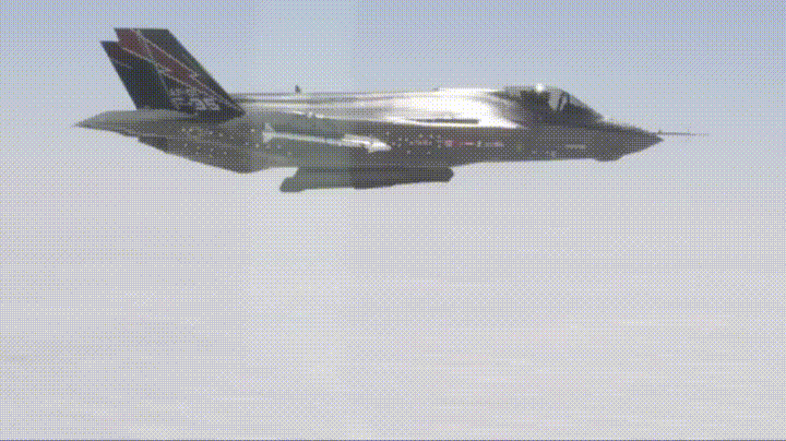 歼-20新照片曝光引发热议，第四代战斗机为什么还要配航炮？