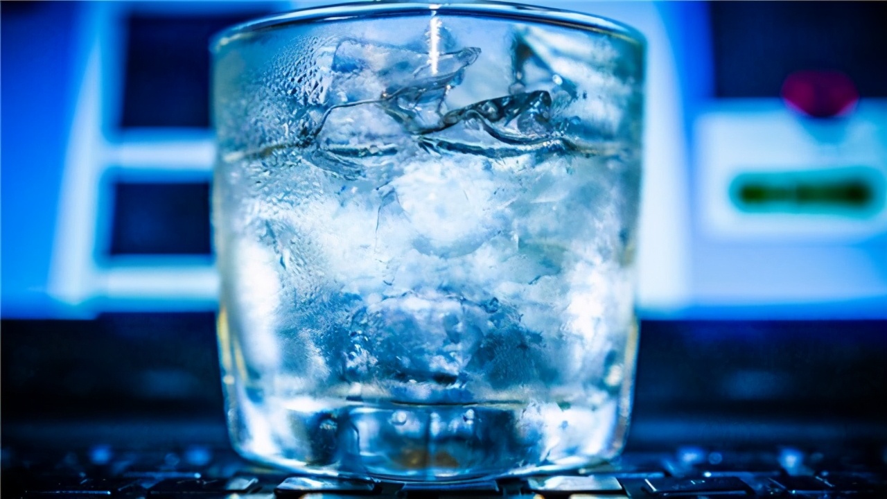 水能加熱到105℃？為何不沸騰反而結(jié)冰？其中蘊(yùn)含哪些物理知識