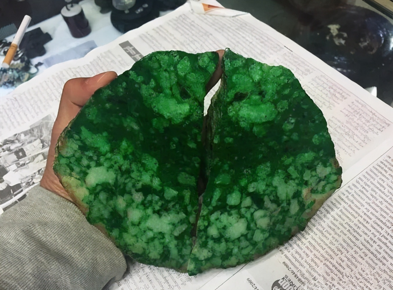 4万入手的原石断口满绿以为满色没想切开后反转