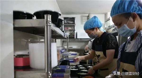 90后美女卖凉皮，配料独特，两月开上宝马，3年