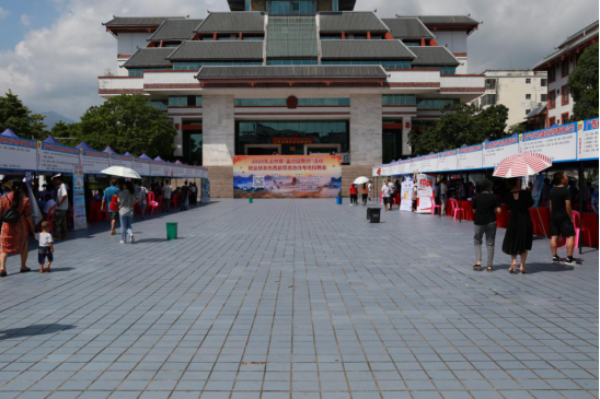 上林县迎来“金秋招聘月”就业扶贫专场招聘会