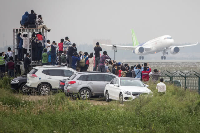 国产大飞机传来重大喜讯！订单逼近千架大关，全新型号即将面世