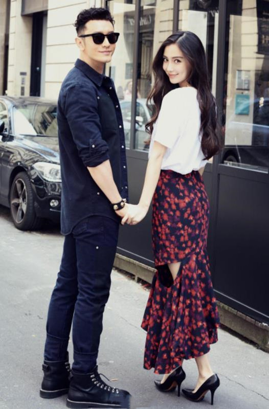 黄晓明baby罕见牵手街拍，他卷发清爽帅气，杨颖