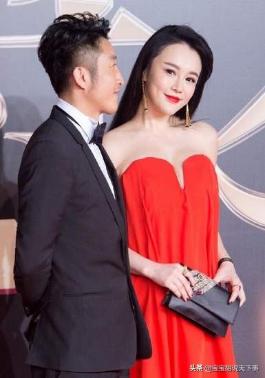 邹市明也太让人羡慕了，娇妻紧身衣凸显魅力，