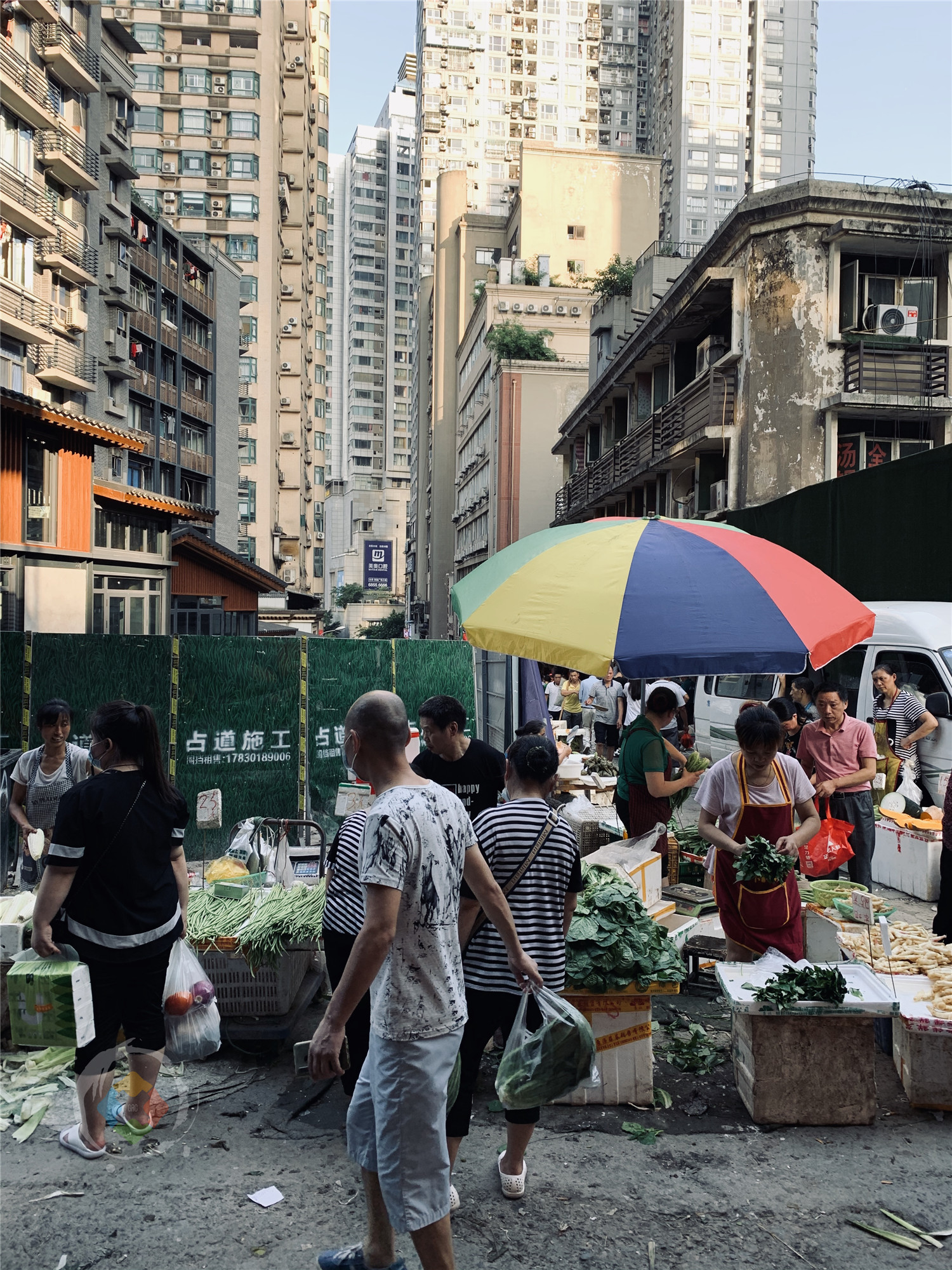 重庆石灰市菜市场关门修整，摊主纷纷摆起了地摊，热闹得像赶场