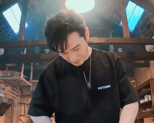 黄磊厨师人设崩了，竟然将“四川腊肠”煮着吃