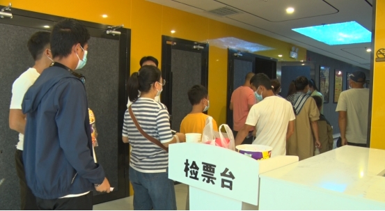 贵州长顺：《长津湖》影片热映 点燃广大市民爱国情怀