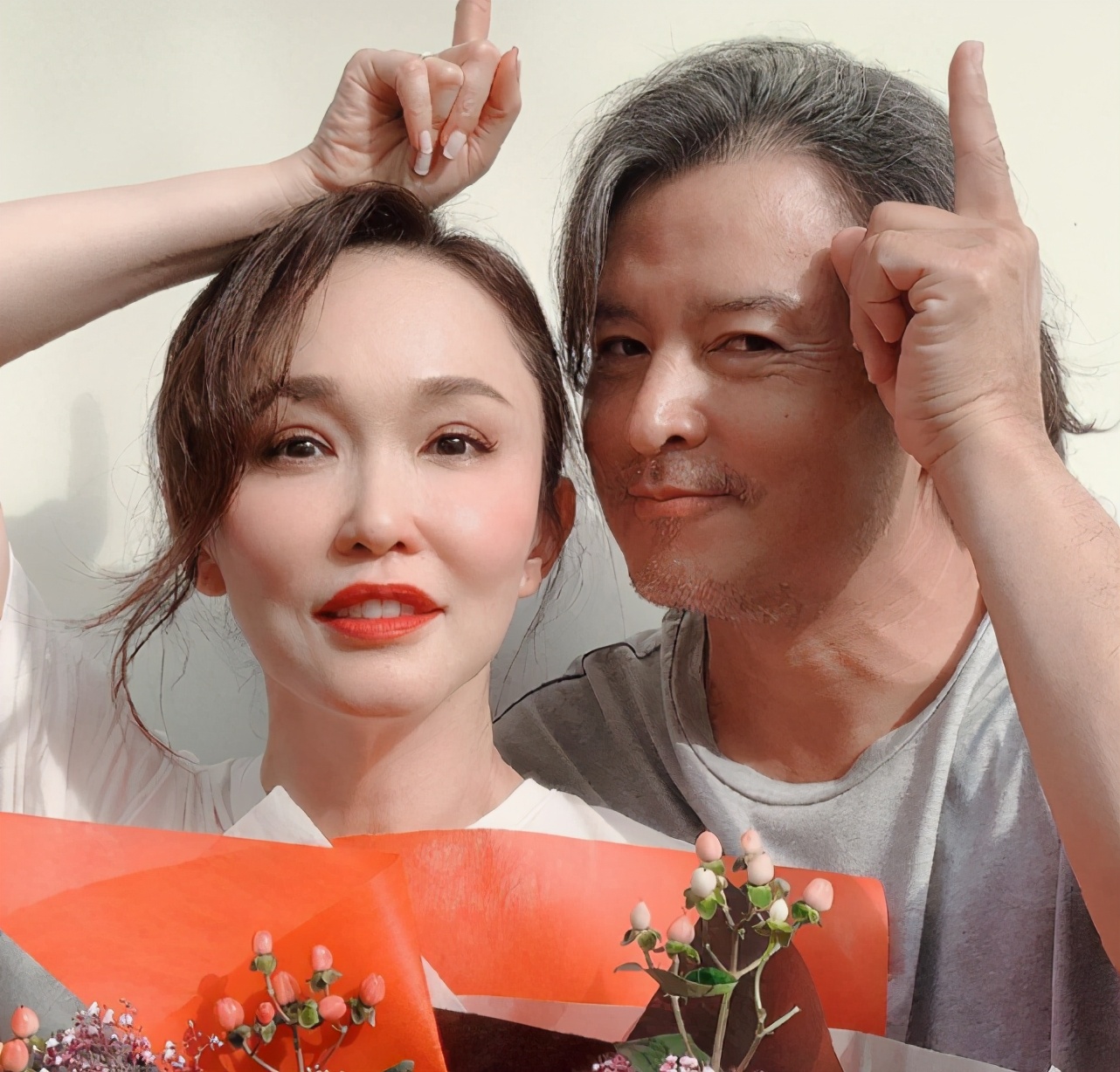 49歲範文芳一家三口出遊，全素顏示人白到發光，腿比兒子還要細