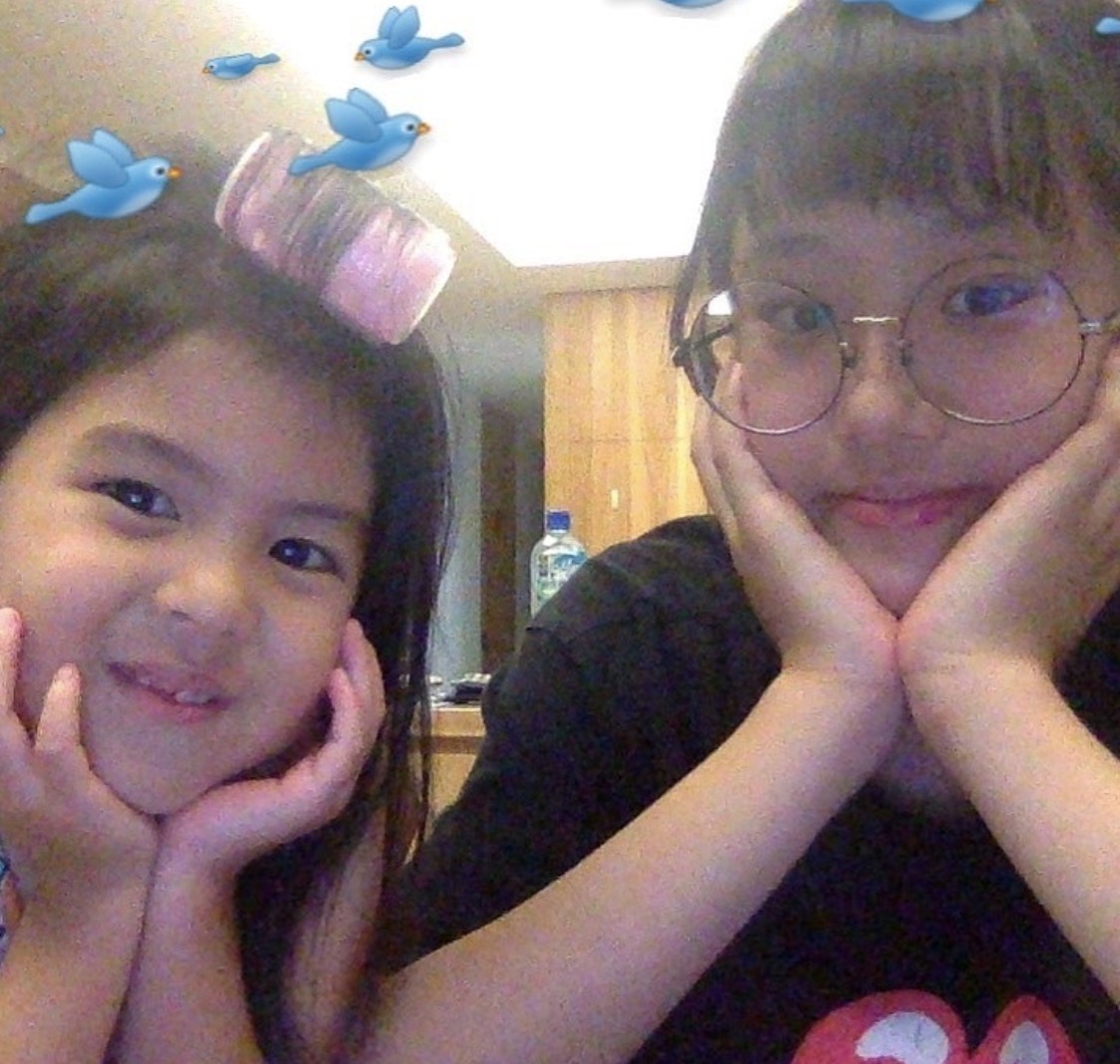 梧桐妹晒与妈妈妹妹同框，波妞戴卷发器爱臭美，贾静雯素颜仍年轻