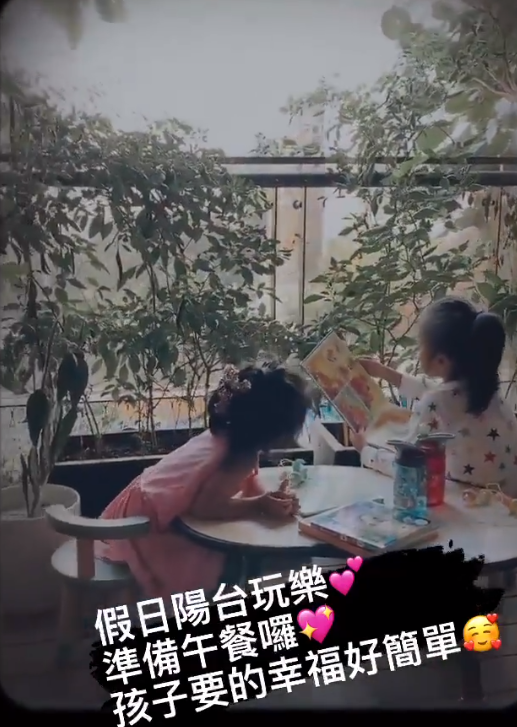 賈靜雯曬女兒假日，波妞穿小裙打扮隆重聽咘咘講故事，直言很幸福