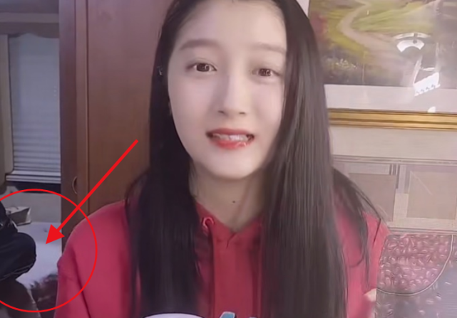 关晓彤素颜照被传，身后桌子上的腿太抢镜，镜