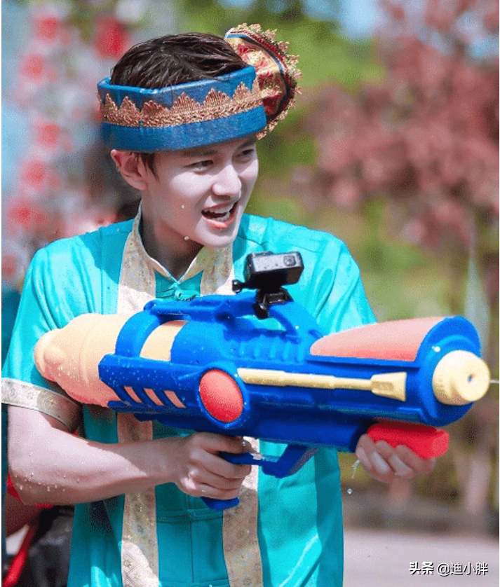 叫任嘉伦太陌生，叫哥哥太肉麻，有谁注意彭昱