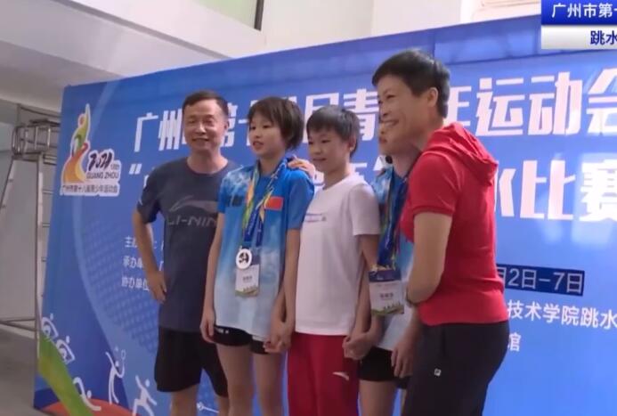 害羞了！全红婵第一次当颁奖嘉宾，拉手羞涩挡脸，何教练陪伴