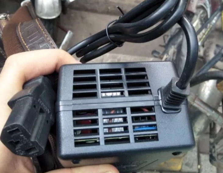 充電“先插電源”和“先插電池”，哪個(gè)會傷電動車？車主：馬上改