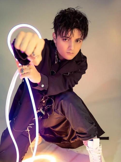 童星阿尔法瘦到脱相，带上假发跟央视主持人合