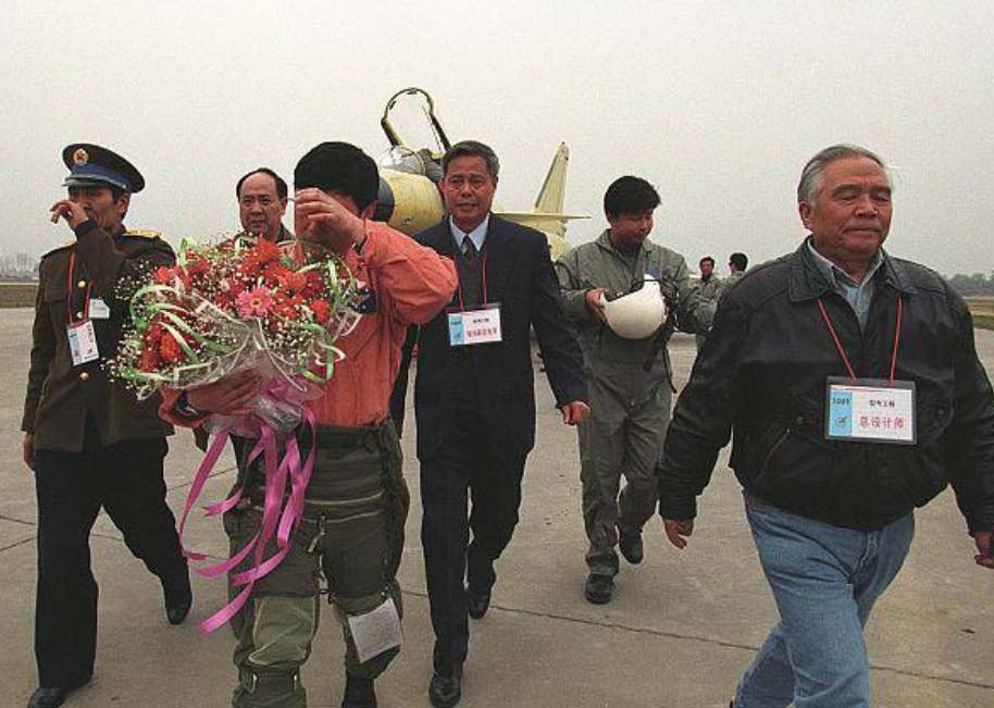 中国军工最闪亮的C位：那个穿背心的男人是谁？