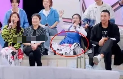怀二胎要官宣了？谢娜自曝有大喜事，小腹微凸孕味早已藏不住