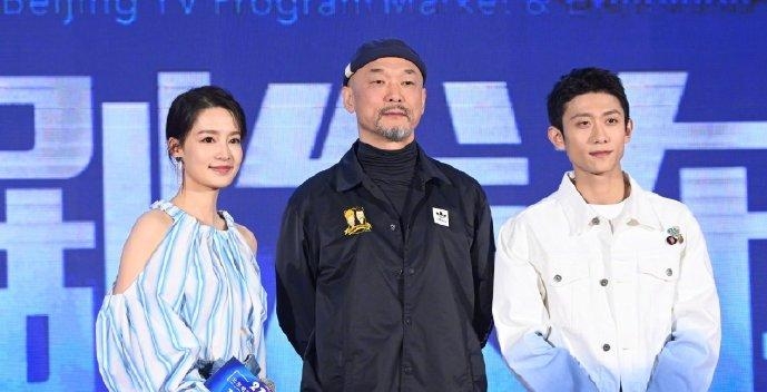 牛莉路透曝光，片场安静不似李沁活跃，大其18岁却看不出年龄差