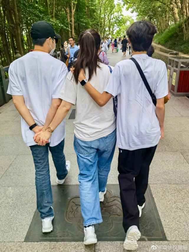 张智霖夫妇穿情侣装吃火锅，袁咏仪面色粉润，49岁脸部生图绝了