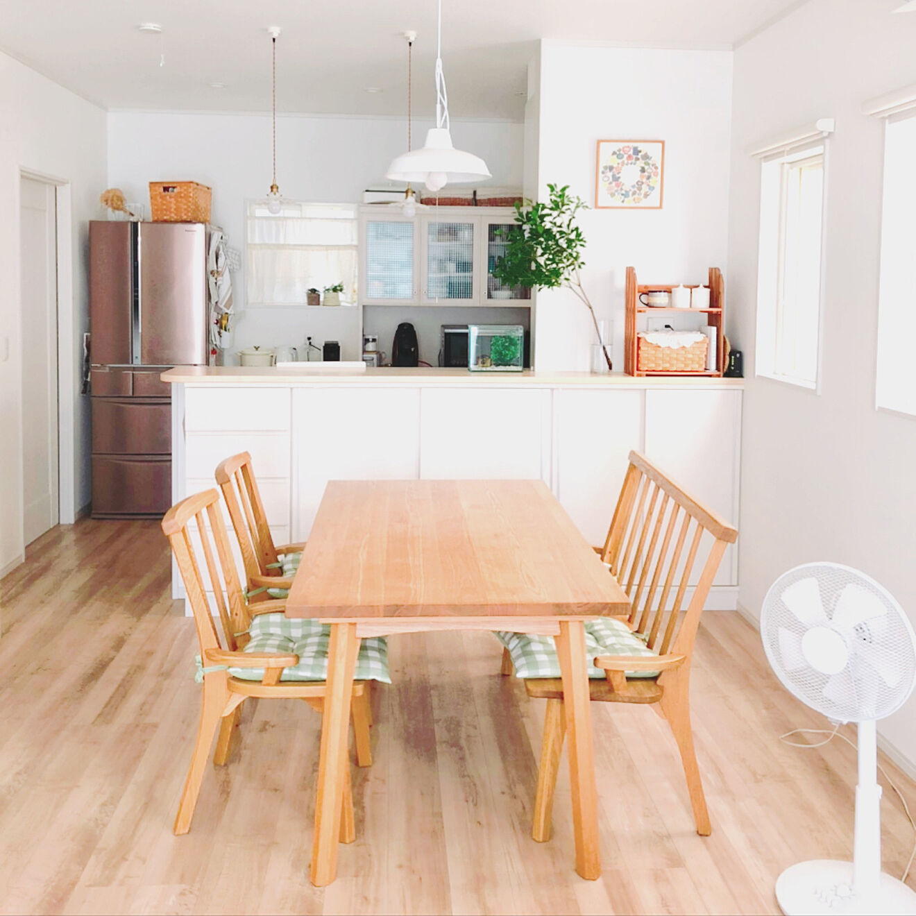 拒绝花花绿绿的厨房，学习日本人木+白色厨房搭配，20年不过时