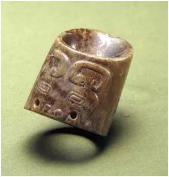 小伙80万买翡翠扳指，大家都觉得是假货，专家却