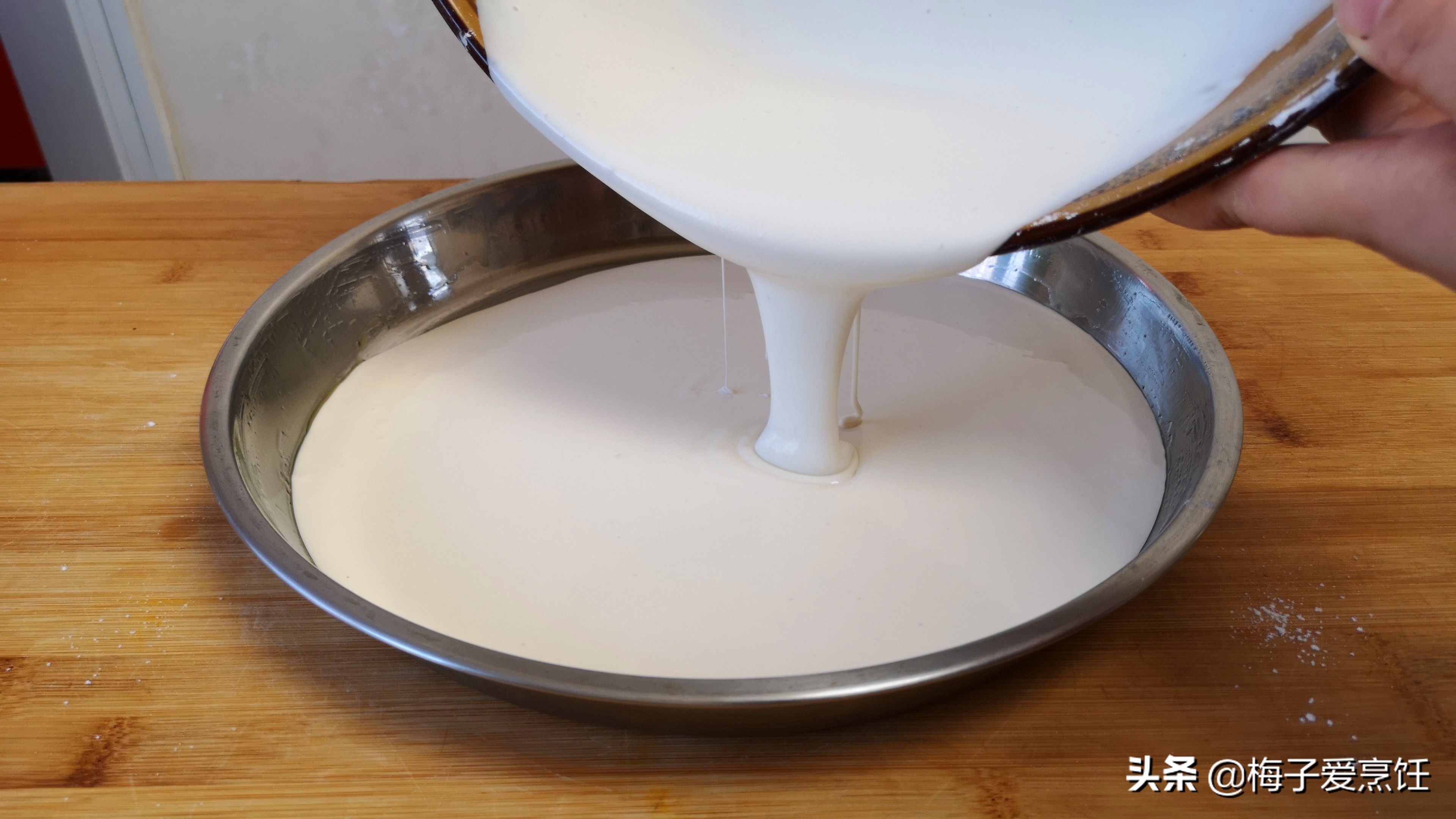 1 bowl of glutinous rice flour with 300 grams of water, stir it with chopsticks to make a cold cake, the outside is crispy and the inside is sticky, simple and delicious