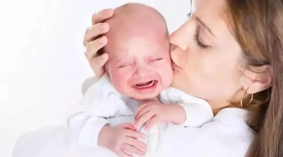 辟谣：宝宝一哭妈妈就抱，会惯坏？真相和你想的不一样！
