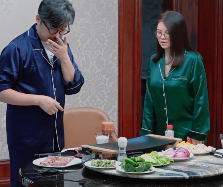 李湘早餐雪花牛肉，午餐三文鱼配生蚝鱼子酱，晚餐也很丰盛