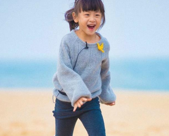 13岁森碟运动照太惊艳！挥拍有力腿部肌肉抢镜，身高已逼近爸爸