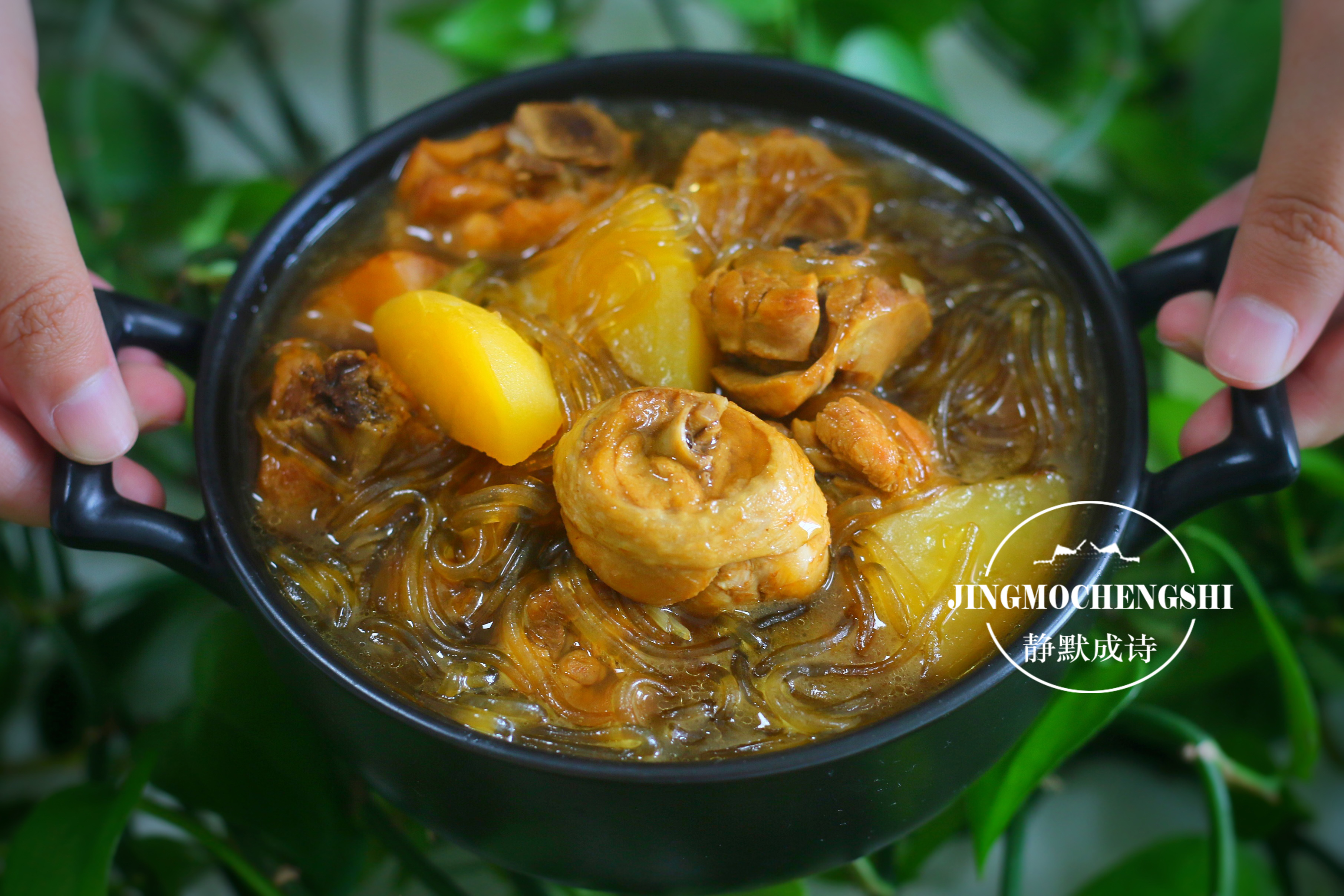 鸡腿和它是绝配，像我这样烧上1锅，好吃又解馋，你也来1勺？