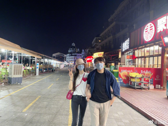 郎朗深夜甜秀恩爱，与吉娜挽手逛夜市吃小吃，吉娜细直长腿太优越