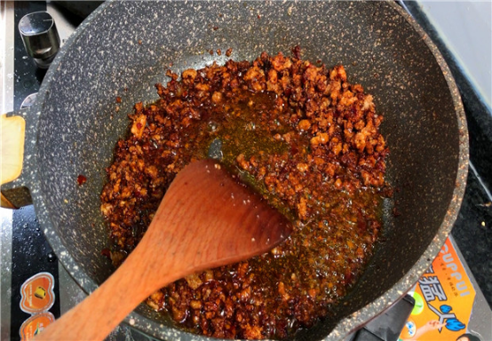 做螞蟻上樹時，飯店大廚分享：學會這一個方法，不粘鍋不不成坨