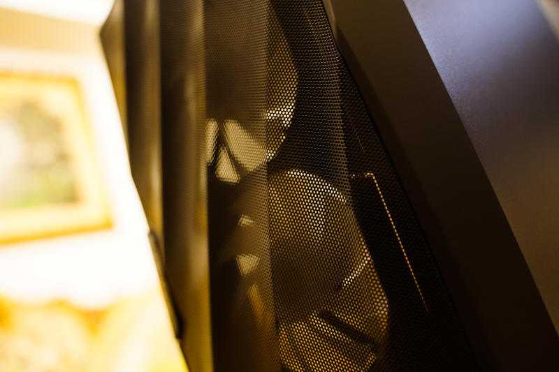 这机箱真浪！安钛克风行者DF700 Flux中塔机箱开箱简评