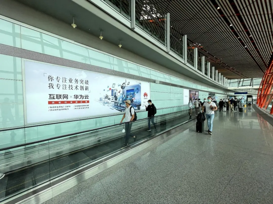 一则机场广告，透露中国云市场变局