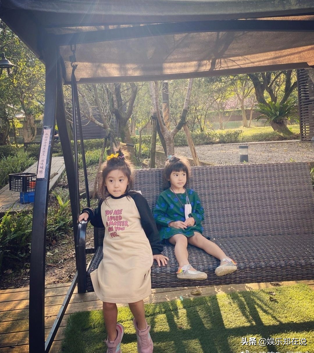 賈靜雯曬女兒近照，咘咘姐姐力爆棚餵妹妹飯，睡醒的波妞太幸福了